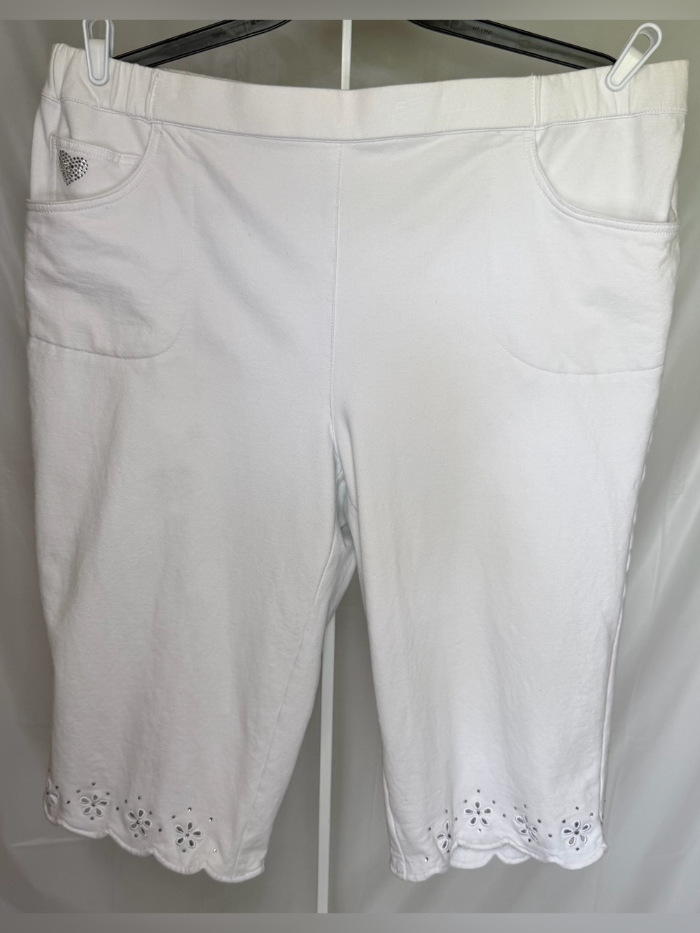 Quacker Factory DreamJeannes 2X White Rhinestone Floral Scallop Capris